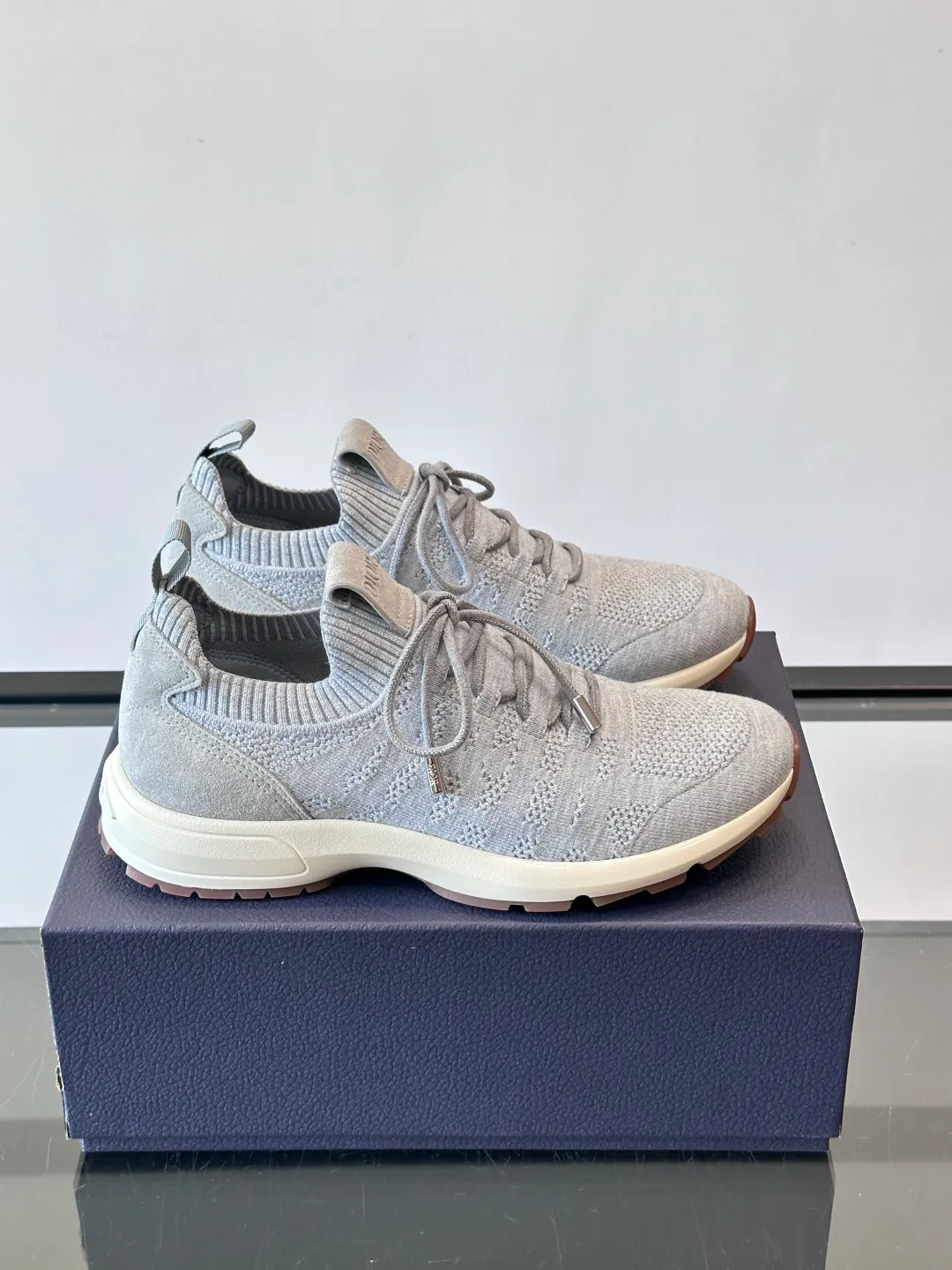 Men's Men's Shoes 💰p440 "Dior" B80 sneakers are a new product of Dior men's series, focusing on comfort and fashion. The upper is made of breathable mesh + fabric splicing, which is lightweight and fits the shape of the foot, making it super comfortable for daily wear. The sole is made of rubber, which has great grip and wear resistance, and is suitable for commuting or light sports. The overall style is simple, the gray tone is versatile, and the shoelaces are adjustable for a more stable fit. Designed by Kim Jones, it is both practical and trendy. It is one of the new hot items in early spring①. size: 39-45 (38.46 customized)